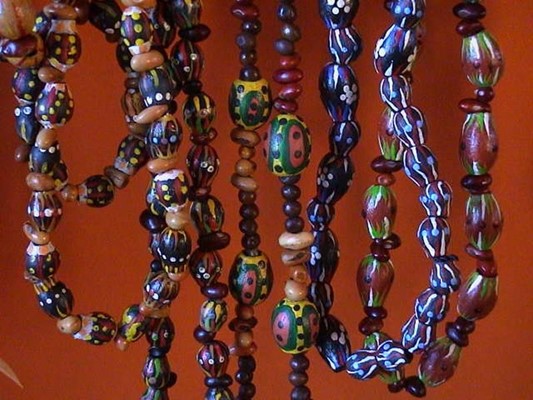 Ngaanyatjarraku - beads1 cata